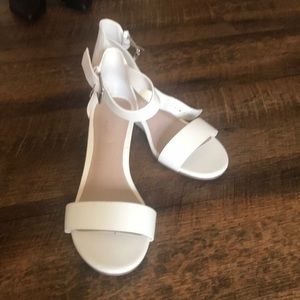 Dexflex Comfort white 2” wedge heels